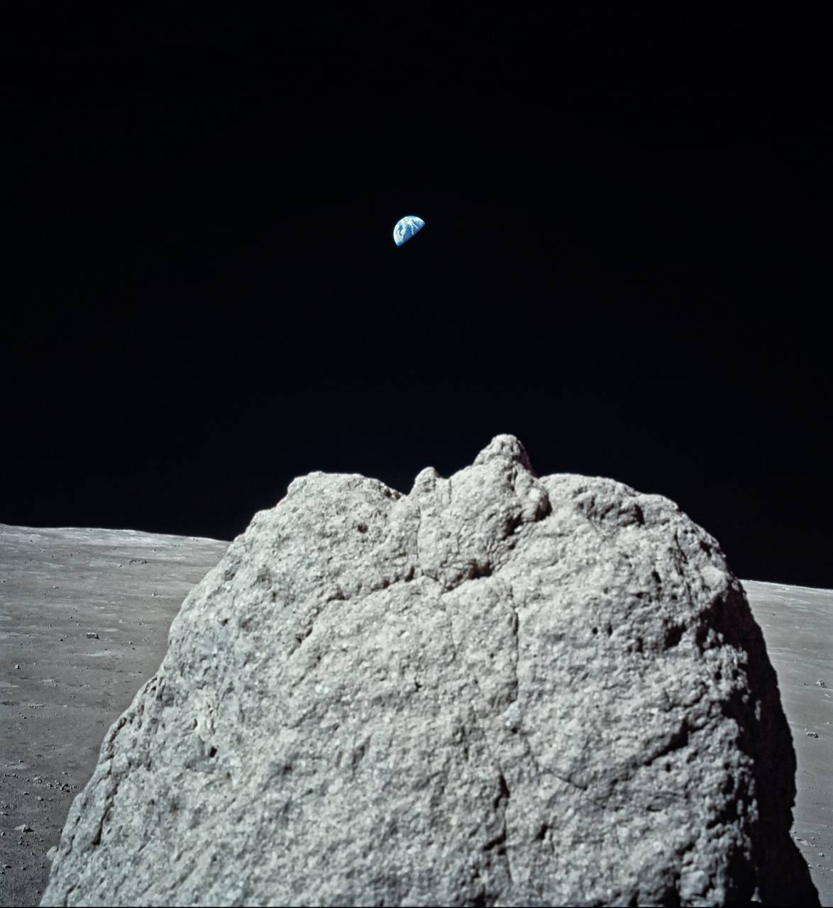 1730 Įspūdingas Žemės Vaizdas Virš Mėnulio Uolų Apollo17 Eksp