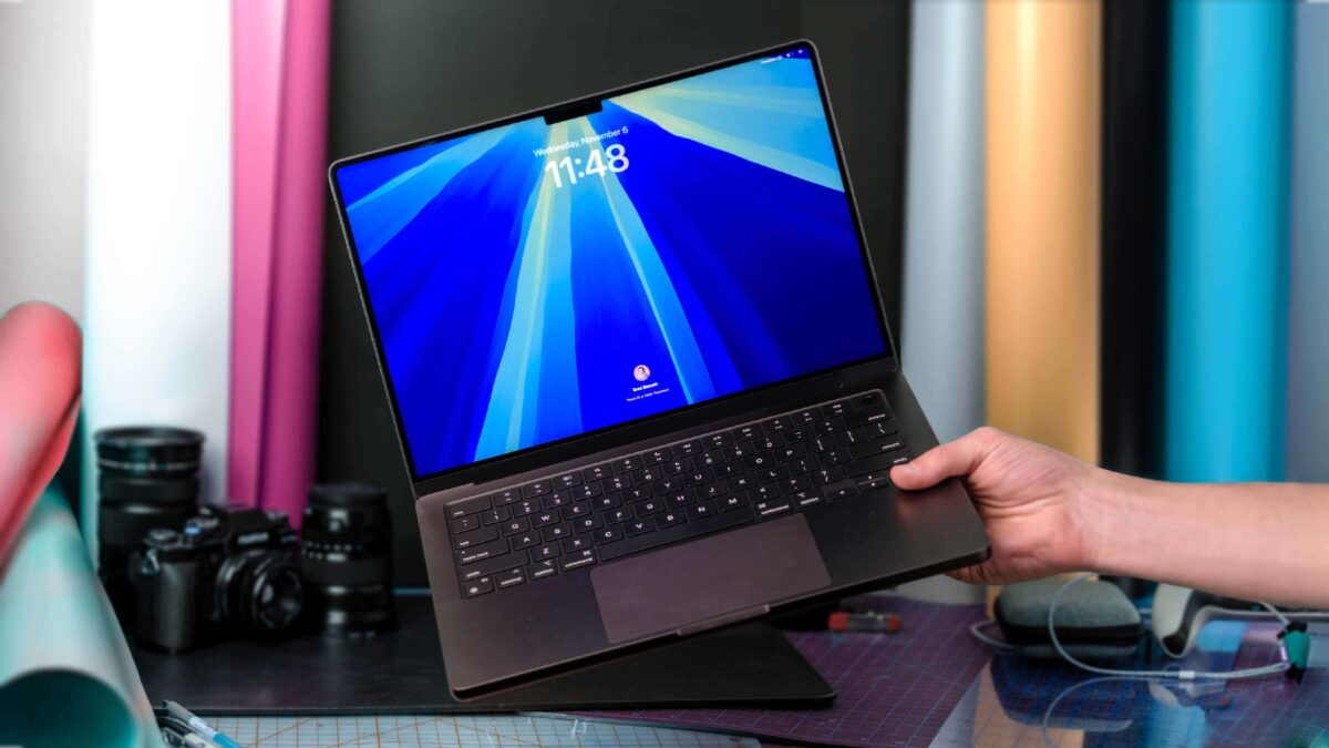 20359 Apple Ruošiasi Išleisti Pirmąjį Macbook Pro Su Jutikliniu Ek