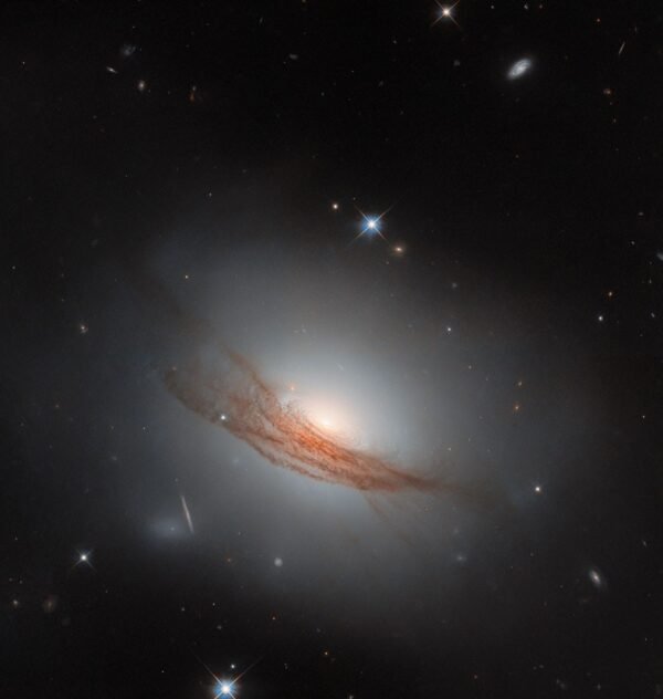 3147 Hablo Teleskopas Fiksuoja Retą Linzovidinę Galaktiką Ngc 772