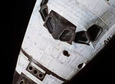 3694 Sts74 Misijos įgula Matoma Per Šatlo Langus Iš Mir Stoties