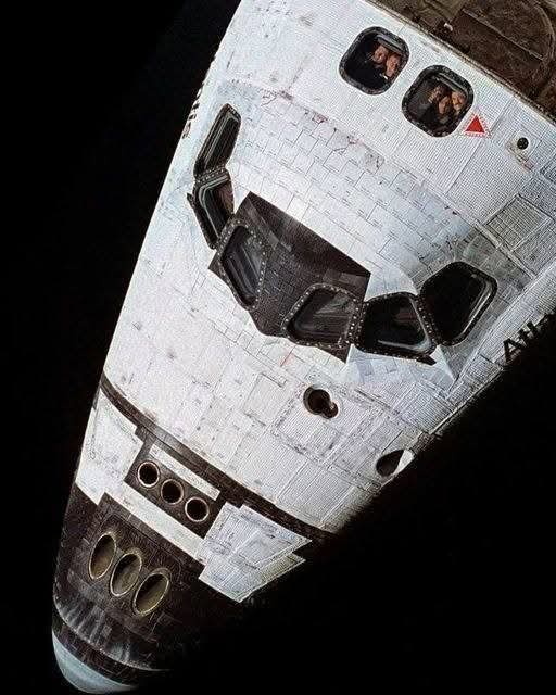 3694 Sts74 Misijos įgula Matoma Per Šatlo Langus Iš Mir Stoties