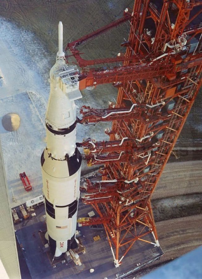 3695 Apollo 17 Istorinis Raketos Ir Erdvėlaivio Išriedėjimas Iš