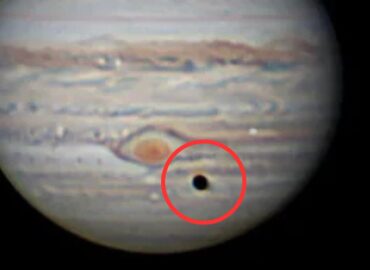 3698 Jupiterio Paviršiuje Pasirodys Skylė Dėl Europo šešėlio