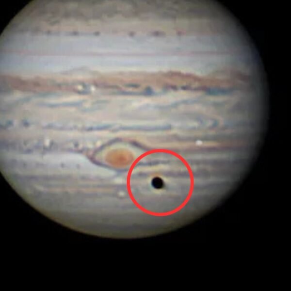 3698 Jupiterio Paviršiuje Pasirodys Skylė Dėl Europo šešėlio