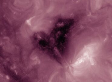 3716 Nasa Užfiksavo širdies Formos Koronalinę Skylę Saulėje