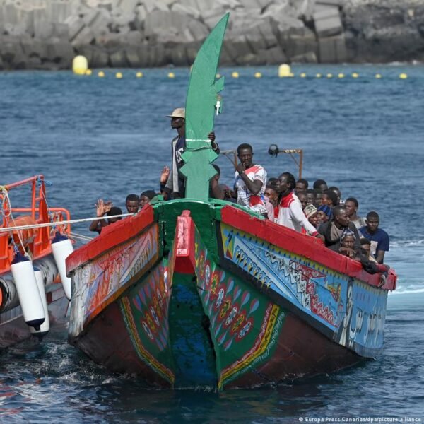 Afrikos Migrantai Rizikuoja Gyvybmis Kirsdami Kanar Salas