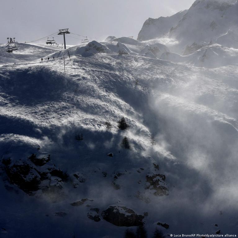 Avalana Pranczijos Alpse Nusine Trij Slidinink Gyvybes