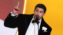 Bad Bunny Rao Istorij Grammy Apdovanojimuose Vaigds Protestuoja Prie Ice