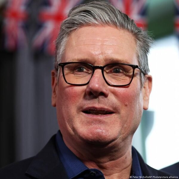 Didiojoje Britanijoje Keir Starmer Susiduria Su Epstein Ir Mandelson Skandalo Pasekmmis