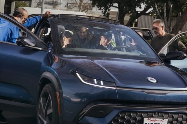 Fisker elektromobilių savininkai kovoja už teisę taisyti savo automobilius