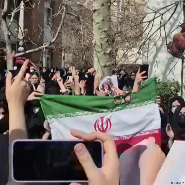 Iranieiai Tarp Pykio Baims Ir Noro Pokyiams