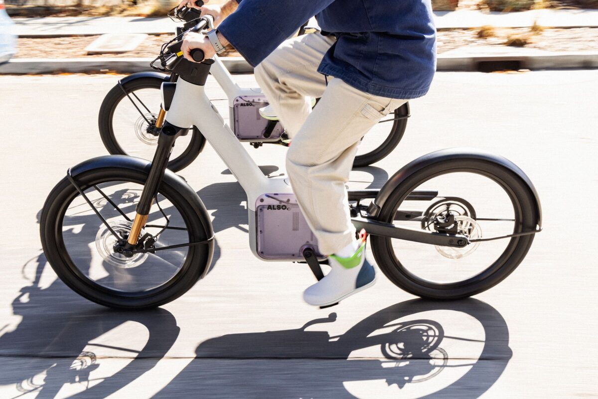 Kalifornija siekia aiškumo dėl elektrinių dviračių ir e-moto saugumo