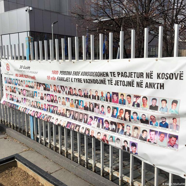 Kosovo Karo Dingusij Eimos Reikalauja Tiesos Bendros Komisijos Posdis