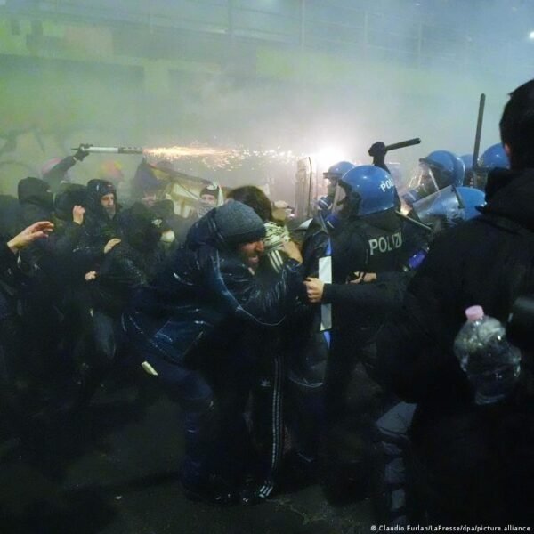 Milane Protestas Prie Olimpinio Kaimelio Baigsi Susirmimais