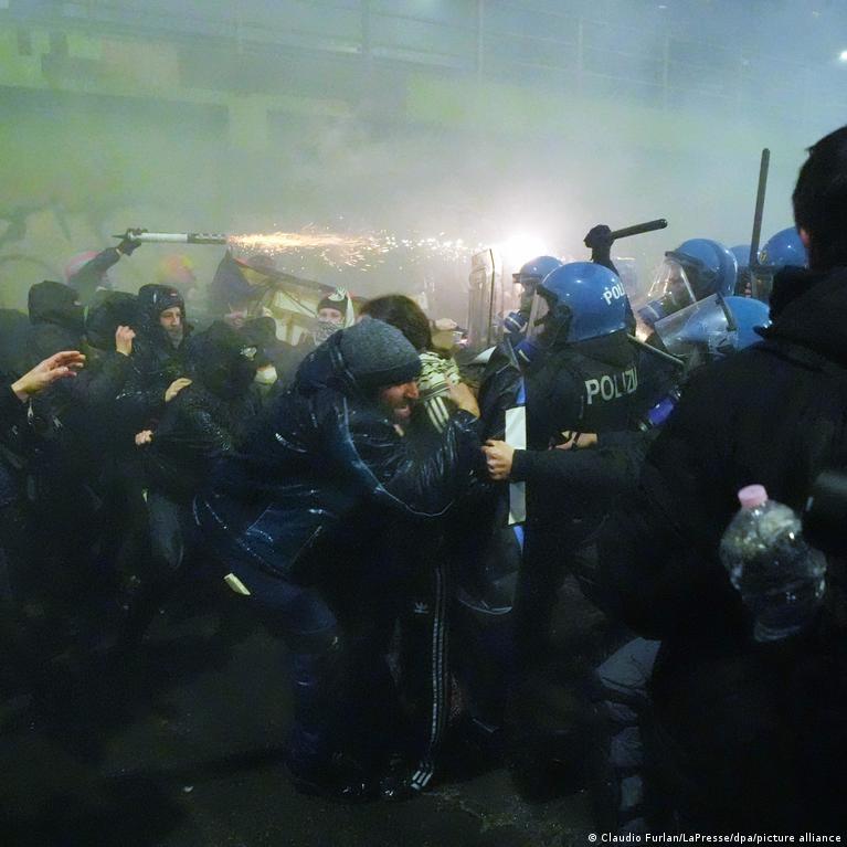 Milane Protestas Prie Olimpinio Kaimelio Baigsi Susirmimais