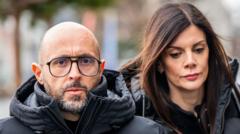 Motina Kalbjo Su Veicarijos Baro Savininkais Dl Gaisro Auk