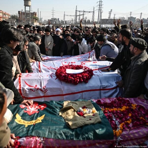 Pakistane Is Grupuot Prisim Atsakomyb U Mirtin Sprogim Meetje
