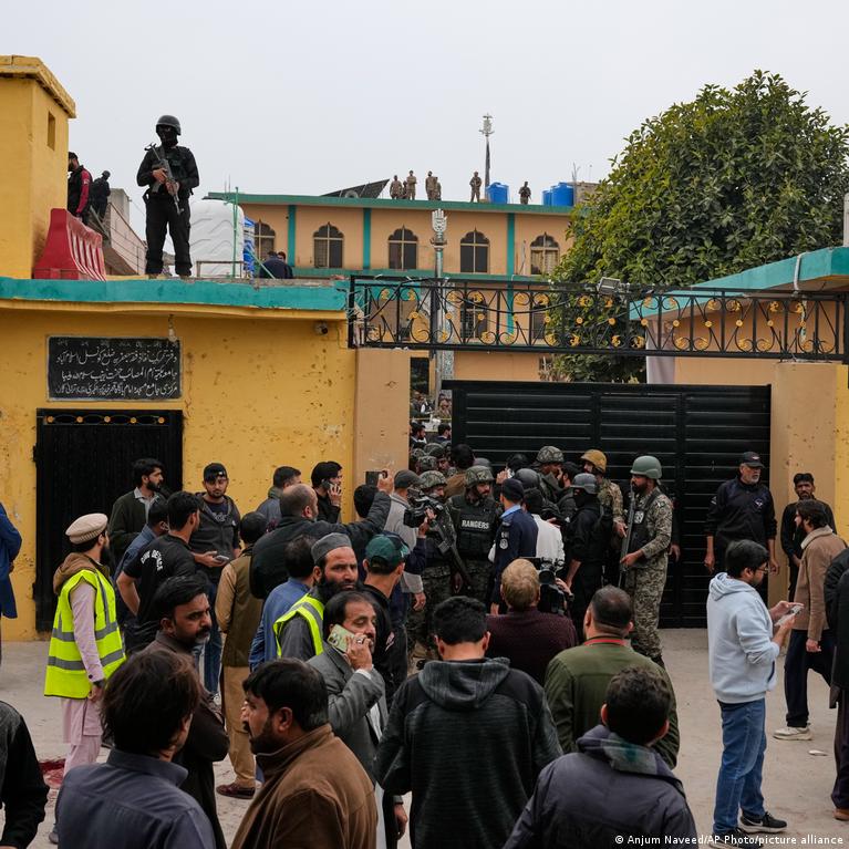 Pakistano mečetės išpuolis atskleidžia didėjantį smurtinių išpuolių pavojų