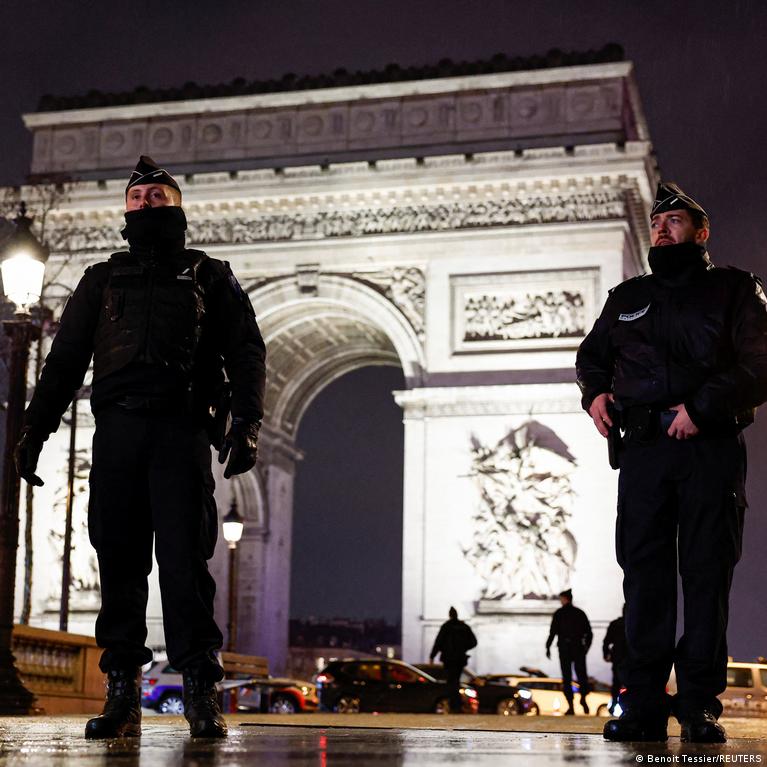 Paryiuje Policija Paov Peiliu Ginkluot Vyr Prie Triumfo Arkos