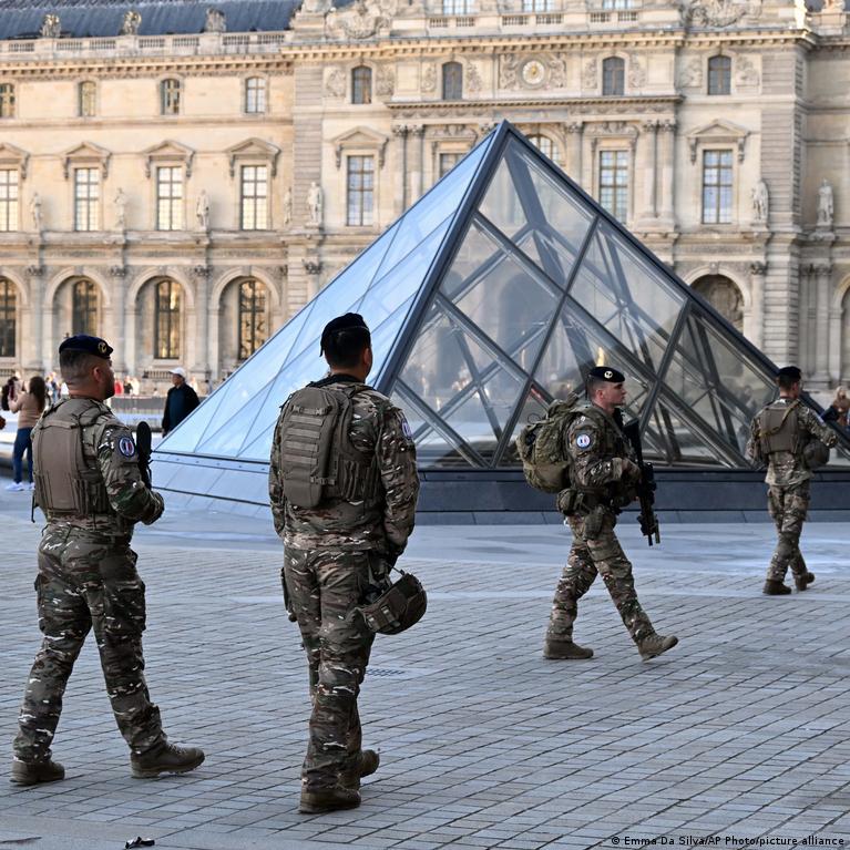 Pranczijos Prezidentas Macronas Prim Luvro Direktors Atsistatydinim Po Brangenybi Vagysts