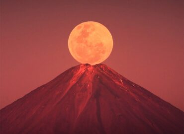 10586 Mėnulis Virš Stratovulkano Licankabur Čilėje