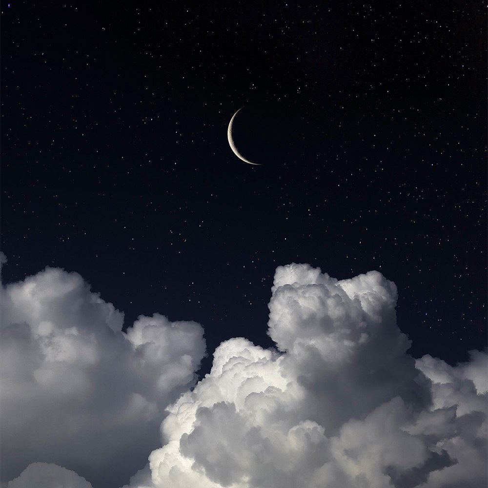 Įspūdinga mažėjanti Mėnulio fazė virš debesų