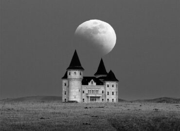 10629 Dalinis Mėnulio Užtemimas Virš Vienišo Pilies Gjuane Zhangj