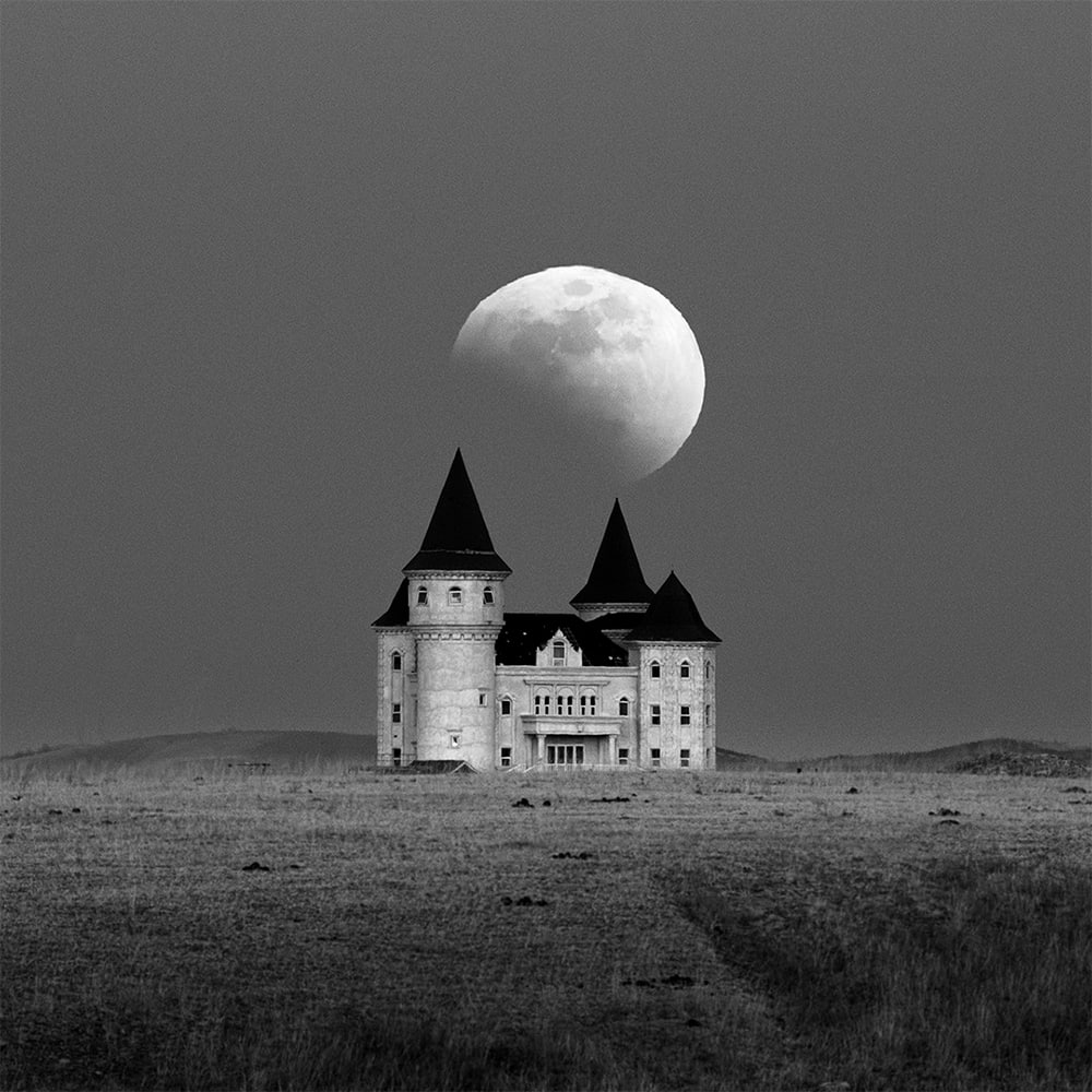 Dalinis Mėnulio užtemimas virš vienišo pilies Gjuane, Zhangjiakou, Kinijoje