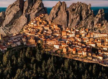 10643 Italijos Kaimelis Pastatytas Pagal Kalnų Kontūrus įkvepia 