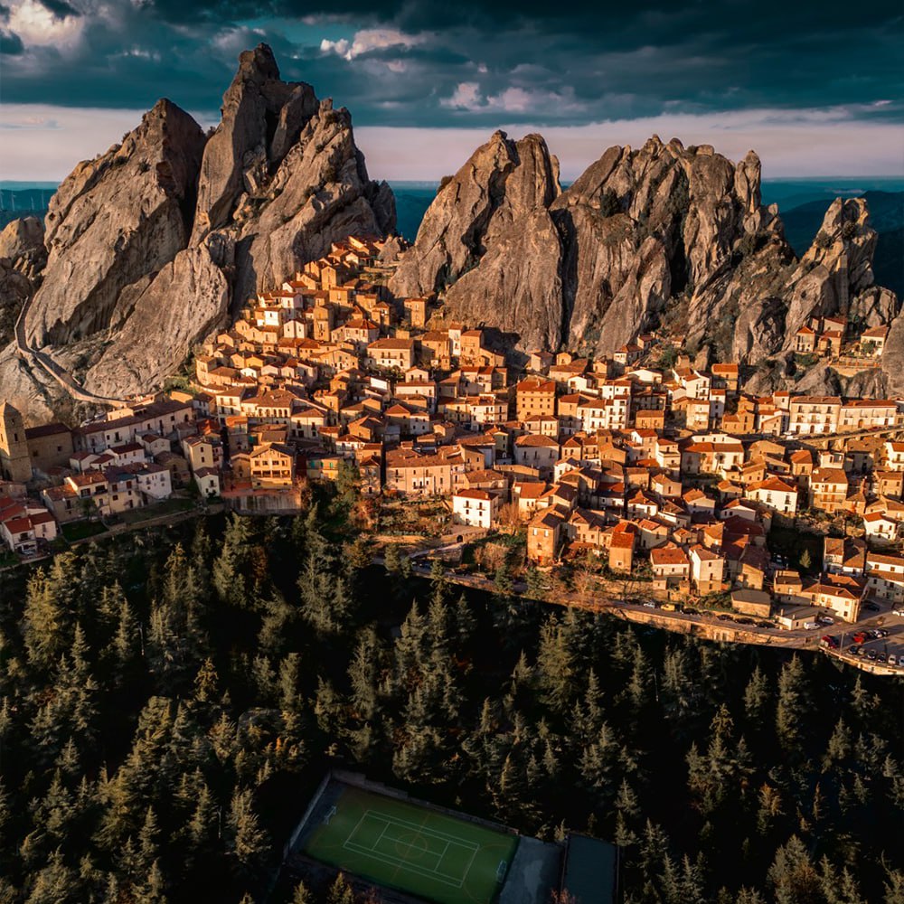 10643 Italijos Kaimelis Pastatytas Pagal Kalnų Kontūrus įkvepia