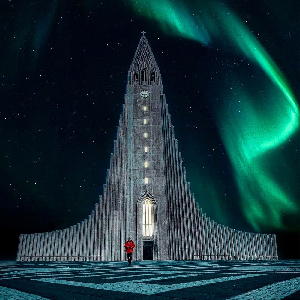 Šiaurės pašvaistė virš bažnyčios Reikjavike, Islandijoje