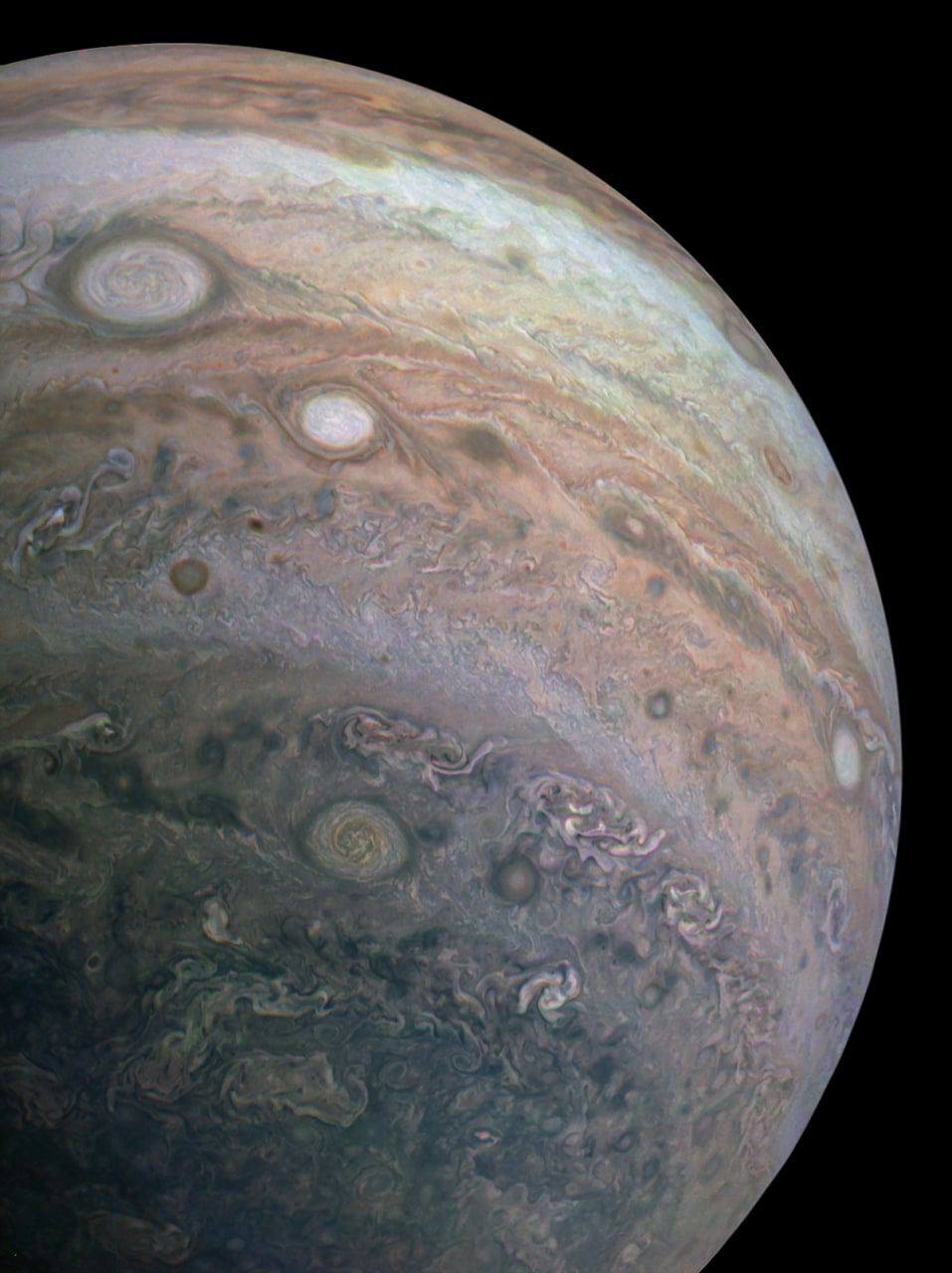 Jupiterio greitas sukimasis sukuria galingus srautus ir skiria debesis į juostas