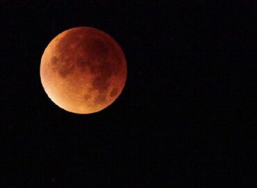 16245 Kodėl Mėnulis Tampa Tamsiai Raudonas Per Užtemimą