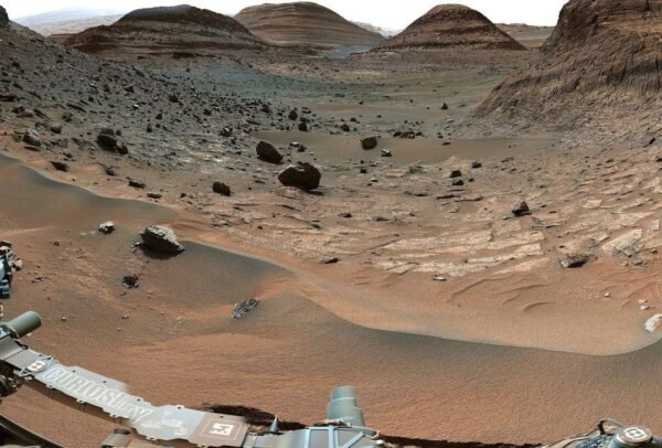 16256 Marsaeigis Curiosity Aptiko Druską Marso Geylo Kraterio Srit