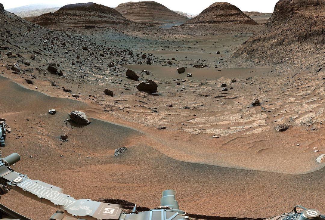 Marsaeigis Curiosity aptiko druską Marso Geylo kraterio srities sieračių regione