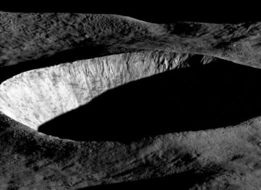 2334 Lro Užfiksavo įspūdingą Mėnulio Kraterio Vaizdą Esant žemam 