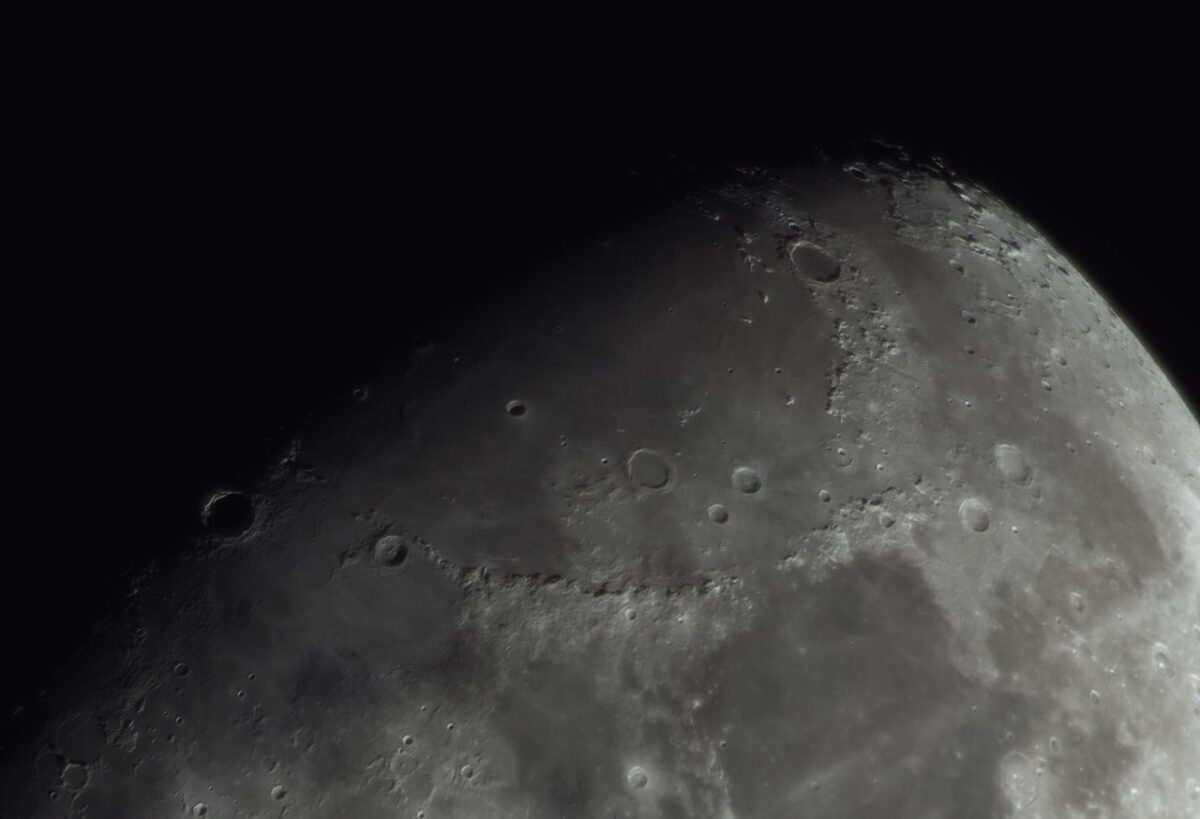 Fotografas užfiksavo Mėnulį su pažymėtomis reljefo detalėmis 2359 Fotografas Užfiksavo Mėnulį Su Pažymėtomis Reljefo Detalėmis