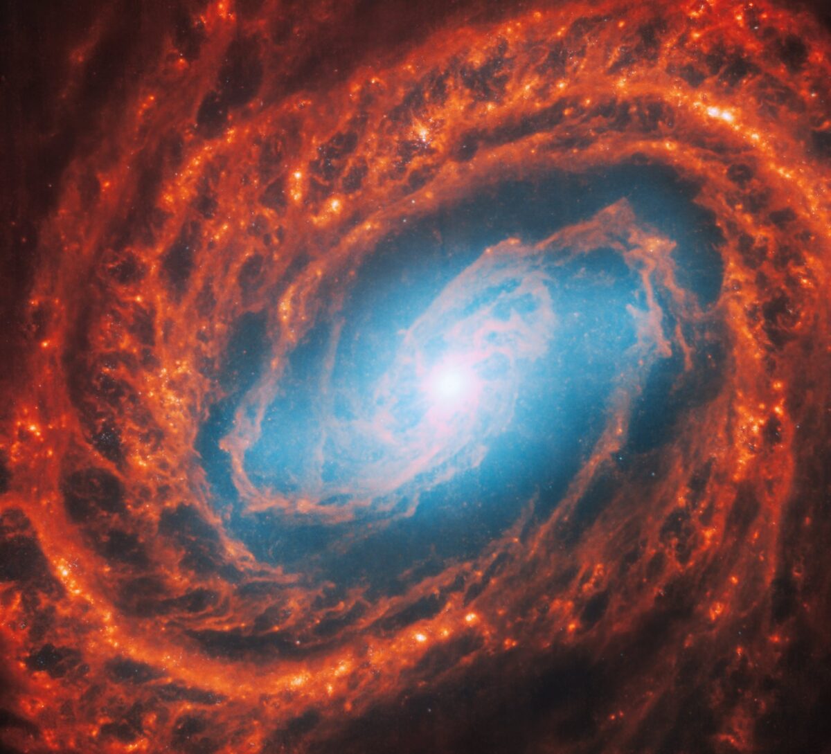 Galaktikos M58 centrinė dalis užfiksuota James Webb teleskopu