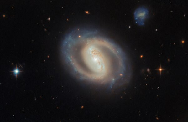 3248 Ic 486 Spiralinė Galaktika Su Aktyviu Branduoliu Dvynių žva