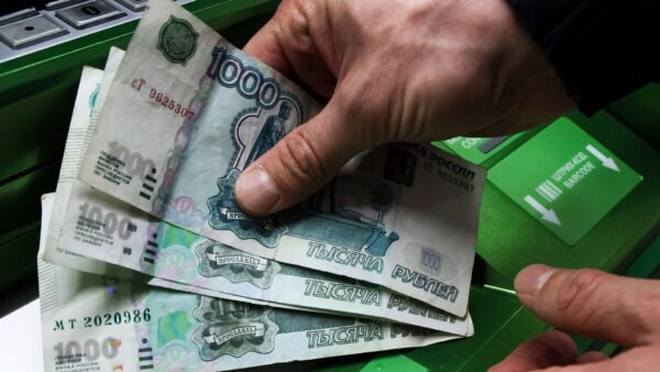 Rusijos bankai siūlo 48 valandų „atvėsimo laikotarpį“ grynųjų pinigų išėmimui