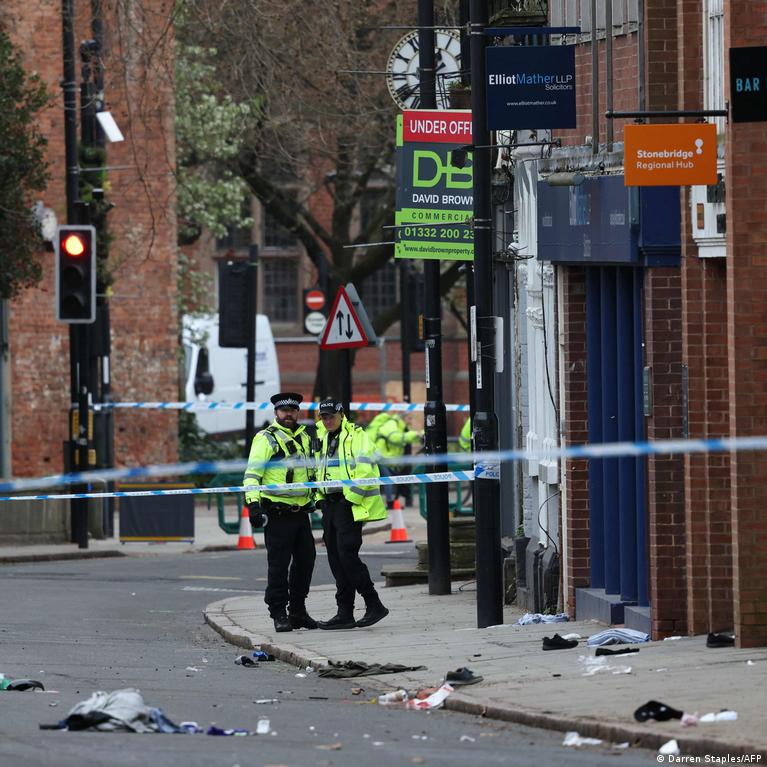 Anglijoje automobilis partrenkė septynis pėsčiuosius, įtariamasis sulaikytas Anglijoje Automobilis Partrenk Septynis Psiuosius Tariamasis Sulaikytas