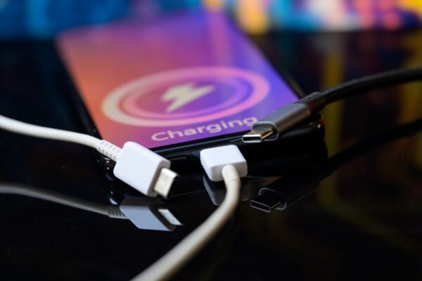 Ar verta palikti telefoną krautis per naktį: kaip keitėsi technologijos