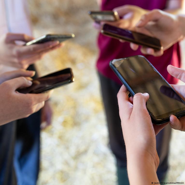 Austrija planuoja uždrausti socialinius tinklus jaunesniems nei 14 metų vaikams