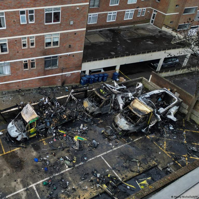 Didiosios Britanijos Policija Tiria Antisemitin Ipuol Prie Yd Labdaros Greitosios Pagalbos Automobilius