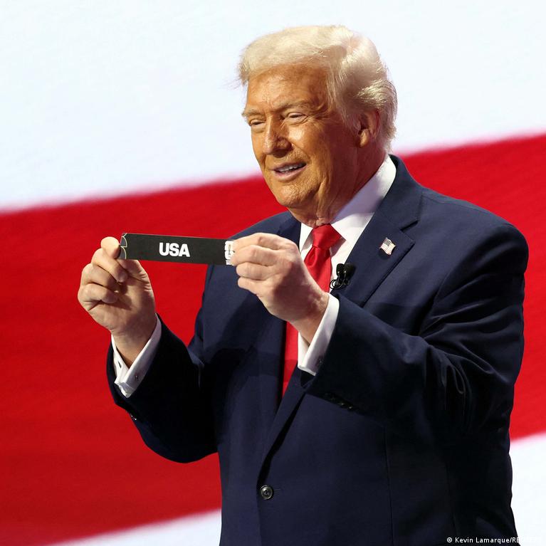 Donald Trump bando pritraukti MAGA šalininkus prie futbolo Donald Trump Bando Pritraukti Maga Alininkus Prie Futbolo