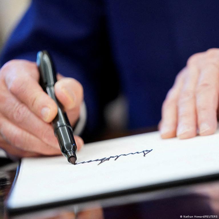 Donald Trump Paraas Pirm Kart Pasirodys Ant Vis Jav Doleri Banknot