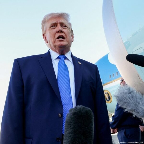Donaldas Trumpas Atideda Grasinim Bombarduoti Irano Energetikos Infrastruktr