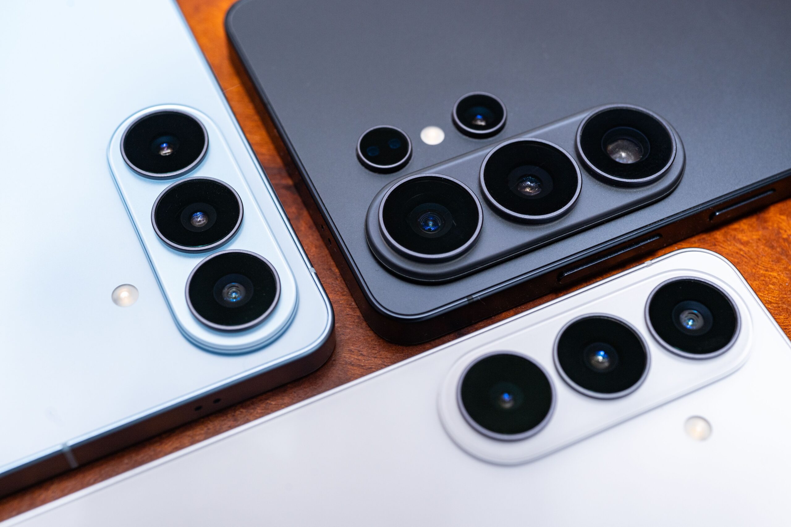 Geriausi 2026 Met Samsung Telefonai Flagmanai Biudetiniai Ir Lankstomi Modeliai