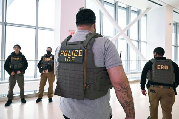 Ice Agent Veikla Oro Uostuose Kelia Nepasitenkinim Darbuotojams