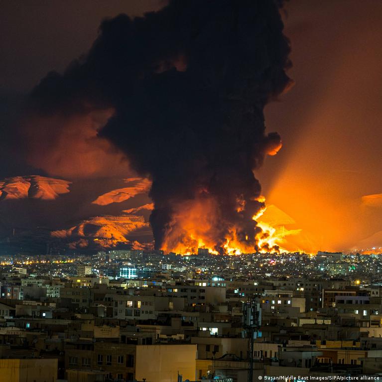 Irano civiliai gyventojai įstrigę tarp bombų ir režimo